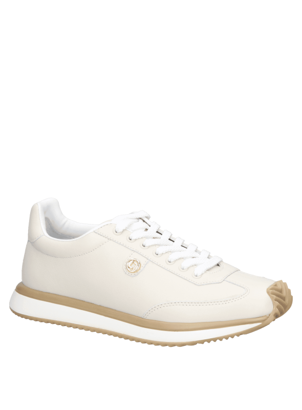 Zapatilla urbana negra de cuero para mujer, con cordones contrastantes y ojales metálicos para un ajuste seguro.