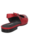Zapato de cuero rojo para mujer, sofisticado y moderno, perfecto para ocasiones semi-formales.