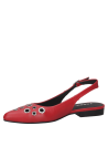 Zapato de mujer rojo de cuero, estilo casual, con punta cerrada y tacón bajo, decorado con ojales metálicos.