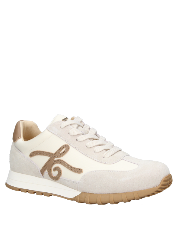 Zapatilla deportiva femenina negra, versátil para salidas informales y paseos por la ciudad.