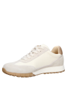 zapatilla blanca deportiva para mujer con diseño estilizado y suela gruesa para comodidad en caminatas largas.