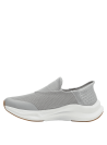 zapatilla slip-on gris con costuras visibles, diseño textil ligero, suela elevada y curvada para un look contemporáneo.