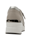 Zapatilla femenina gris de cuero, ideal para actividades casuales.