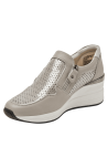 Zapatilla gris de cuero para mujer con taco cuña de 7 cm.