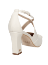Zapato blanco de cuero para mujer, taco cuadrado que ofrece estabilidad y comodidad en eventos elegantes.