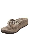 Sandalia de mujer animal print con taco cuña de 4.3 cm y punta abierta.