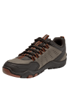 zapatilla taupe de hombre estilo outdoor con diseño versátil y cómodo para actividades diarias