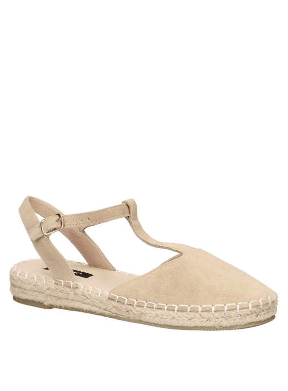 Alpargata de cuero beige para mujer, estilo boho-chic con hebilla ajustable, perfecta para paseos y reuniones casuales.