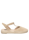 Alpargata beige de cuero para mujer, diseño casual con suela de yute y hebilla, ideal para combinar con ropa veraniega.