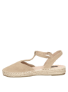 Calzado casual de mujer en cuero beige, alpargata con suela de yute y hebilla ajustable, ideal para un look veraniego.