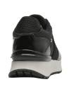 Zapatilla negra de cuero para mujer, estilo deportivo y urbano, con diseño moderno y detalles de costuras visibles.