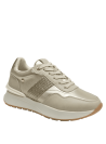 zapatilla deportiva beige de cuero, versátil para combinar con jeans o vestidos en salidas informales.