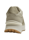 zapatilla beige de cuero para mujer con diseño moderno y urbano, ideal para un look casual y deportivo.