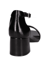 Calzado de cuero negro para mujer, diseño minimalista con textura brillante y tacón mediano cómodo.