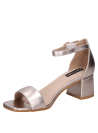 Sandalia dorada de cuero para mujer, diseño elegante con correa de tobillo y hebilla, ideal para eventos formales.