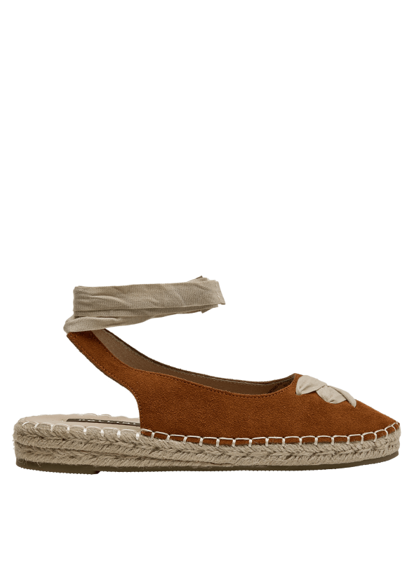 Elegante alpargata de cuero camel con detalles bohemios y ajuste cómodo para días cálidos.