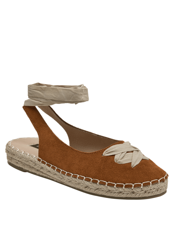Alpargata de mujer en cuero camel con suela artesanal de yute y estilo veraniego.