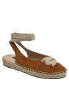 Alpargata de mujer en cuero camel con suela artesanal de yute y estilo veraniego.
