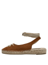 Alpargata boho-chic de cuero camel con suela de yute y costuras visibles.