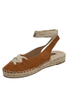 Alpargata de cuero camel para mujer con textura gamuza y cinta beige anudada sobre el empeine.