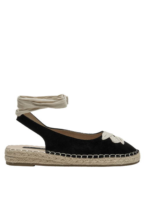Alpargata de cuero negro para mujer, estilo boho-chic, con cintas beige al tobillo.