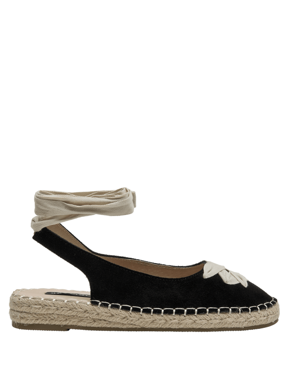 Alpargata de cuero negro para mujer, estilo boho-chic, con cintas beige al tobillo.