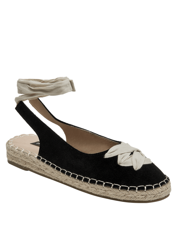 Alpargata casual de cuero negro para mujer, con lazo decorativo y suela de yute.