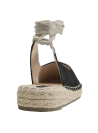 Alpargata de cuero negro para mujer, con detalles en beige, ideal para un look casual.