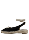 Alpargata de cuero negro con suela de yute, diseño elegante y versátil para mujer.