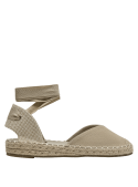 Cuero beige en alpargata femenina, diseño casual con suela de esparto para un look natural y desenfadado.