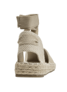 Elegante alpargata beige de cuero para mujer, perfecta para paseos al aire libre y eventos informales.