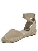 Alpargata de cuero beige para mujer con detalle de amarre al tobillo y suela de esparto, estilo casual boho-chic.