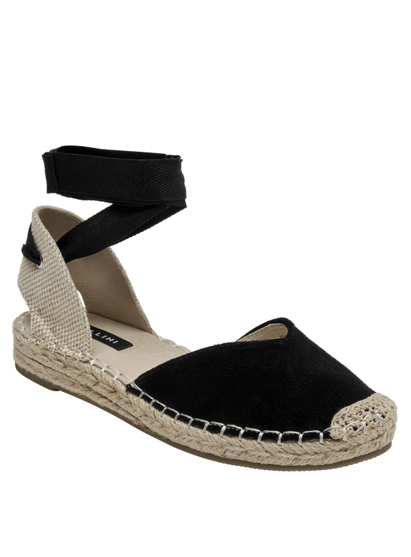 Elegante alpargata de cuero negro con punta cerrada, ideal para primavera-verano.