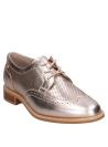 Zapato oxford de cuero dorado metálico, ideal para un look casual elegante.