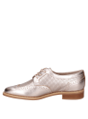 Elegante zapato dorado de cuero con suela beige y diseño clásico-moderno.