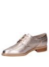 Zapato dorado metálico de cuero tipo oxford para mujer con perforados estilo brogue.