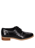 Zapato Oxford negro de cuero para mujer, ideal para looks formales y casuales.