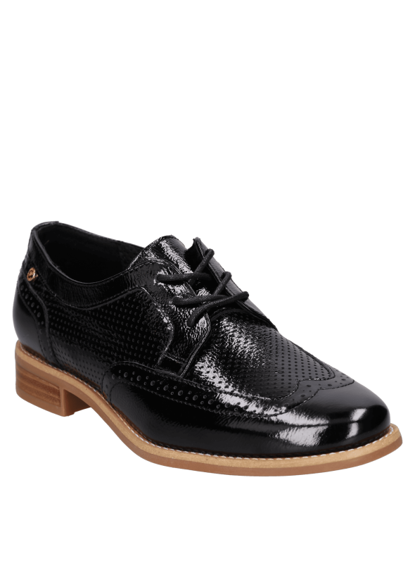 Diseño clásico de zapato Oxford negro con suela marrón clara.