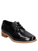 Diseño clásico de zapato Oxford negro con suela marrón clara.