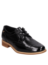Diseño clásico de zapato Oxford negro con suela marrón clara.