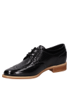 Zapato Oxford de cuero negro brillante para mujer con microperforaciones elegantes.