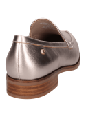 Mocasín de cuero dorado, sofisticado y moderno, perfecto para eventos informales.
