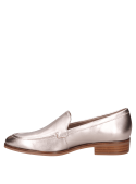 Elegante mocasín femenino en cuero plateado, ideal para estilos casuales y formales.