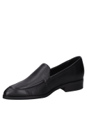 Elegante mocasín de mujer en cuero negro, ideal para looks casuales y formales.