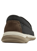 Mocasín de cuero negro para hombre, estilo casual, con costuras visibles que resaltan su diseño clásico.