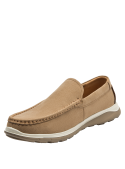 Calzado casual de cuero camel para hombre, textura suave y granulada, ideal para estilo relajado y pulido.