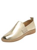 Calzado slip-on dorado, sin cordones, con elásticos laterales para ajuste cómodo.