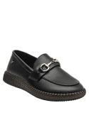 Mocasín de cuero negro, versátil para trabajo y eventos semi-formales.