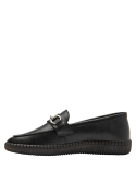 Mocasín femenino en cuero negro con suela robusta y detalle metálico moderno.