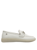 Mocasín femenino de cuero blanco, sofisticado y moderno con detalle metálico plateado.